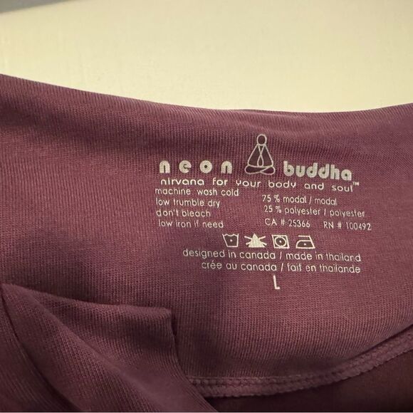 Soft lightweight VNeck Long Sleeve Shirt. L. Never worn. Maroon.3 buttons. - Picture 3 of 12